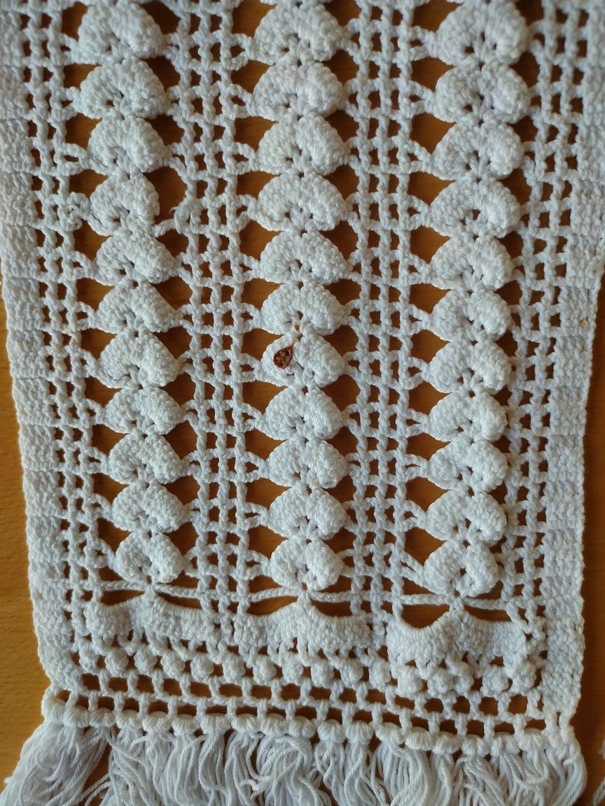 Conjunto de naperons em crochê.