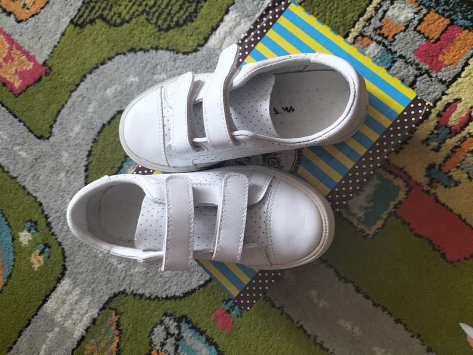 Кеди білого кольору