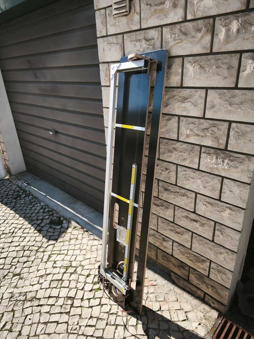 Máquina para cortar esferovite.