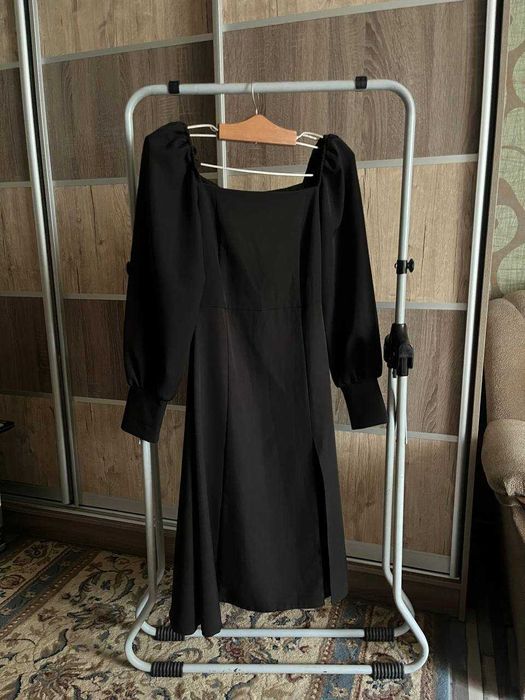Сукня чорного кольору з рукавоми
