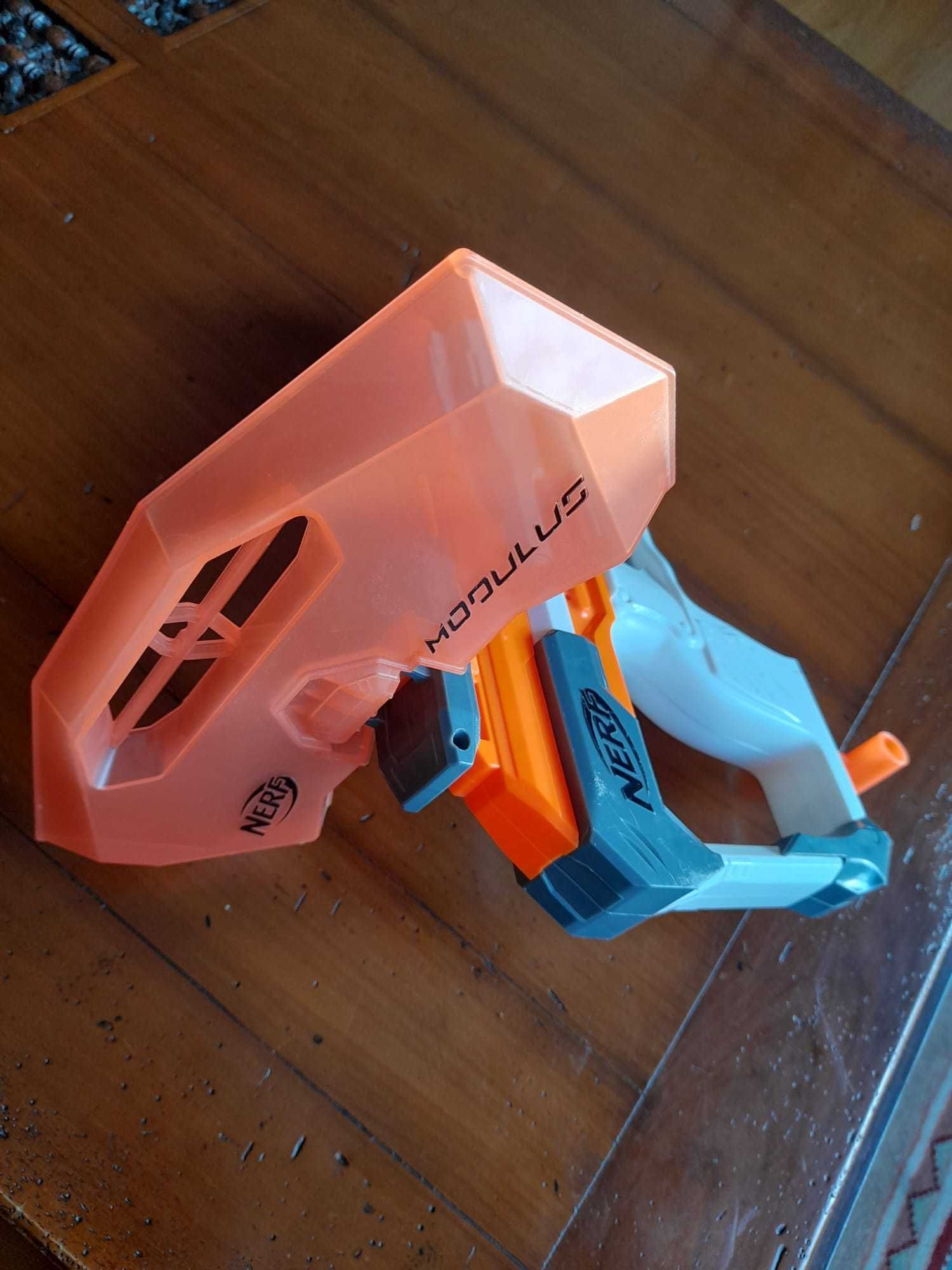 Nerf laranja e branca com acessório de proteção visual