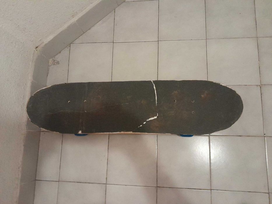 Skate decorado na parte inferior