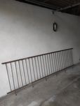 Przegroda metalowa do boksu lub kojca.