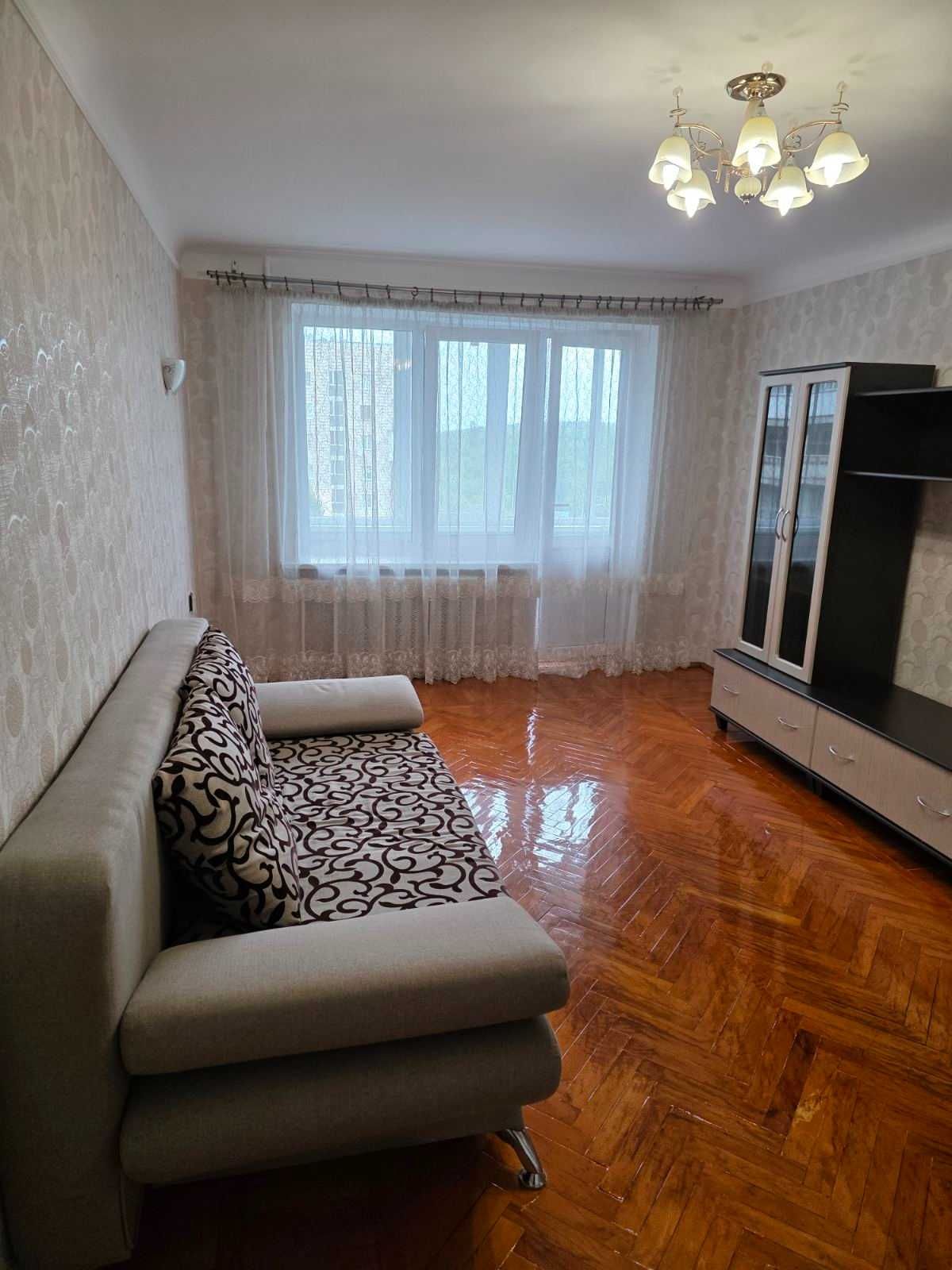 Голосіївський р-н, пр. Голосіївський 108, 1 кім. 18000грн. Без комісії