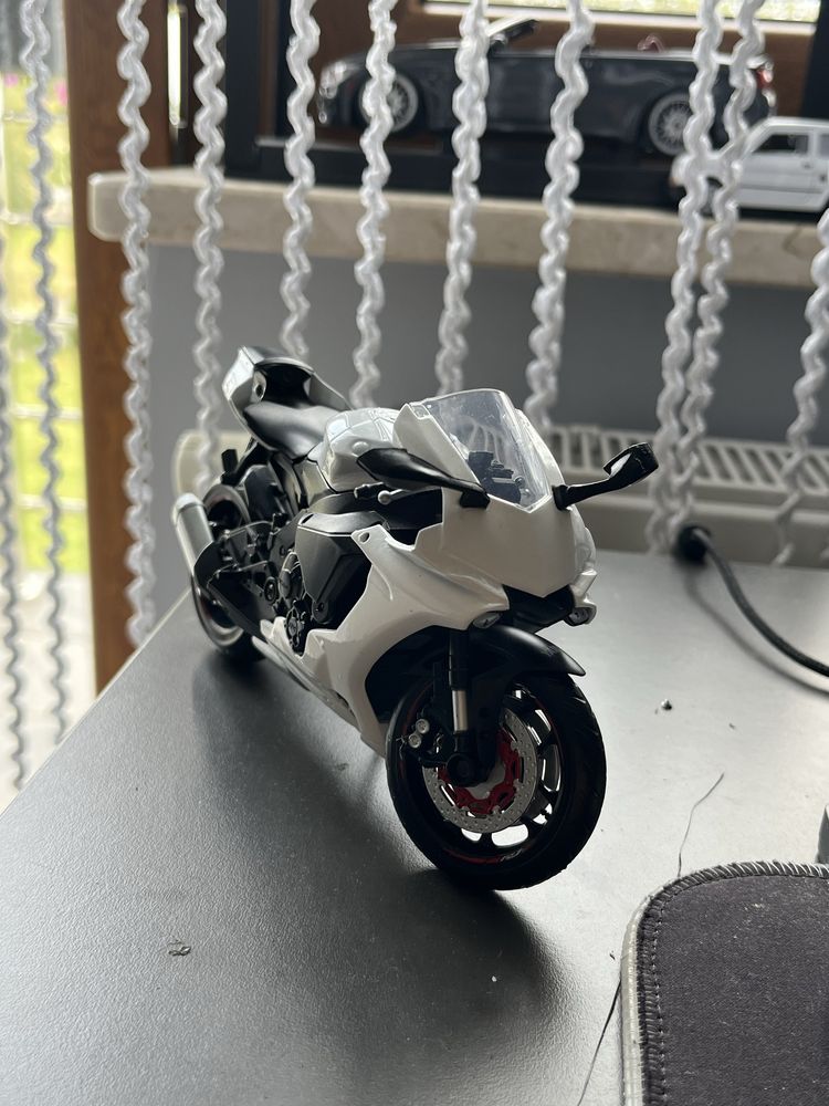 Model motocykla 1:12 yamaha r1