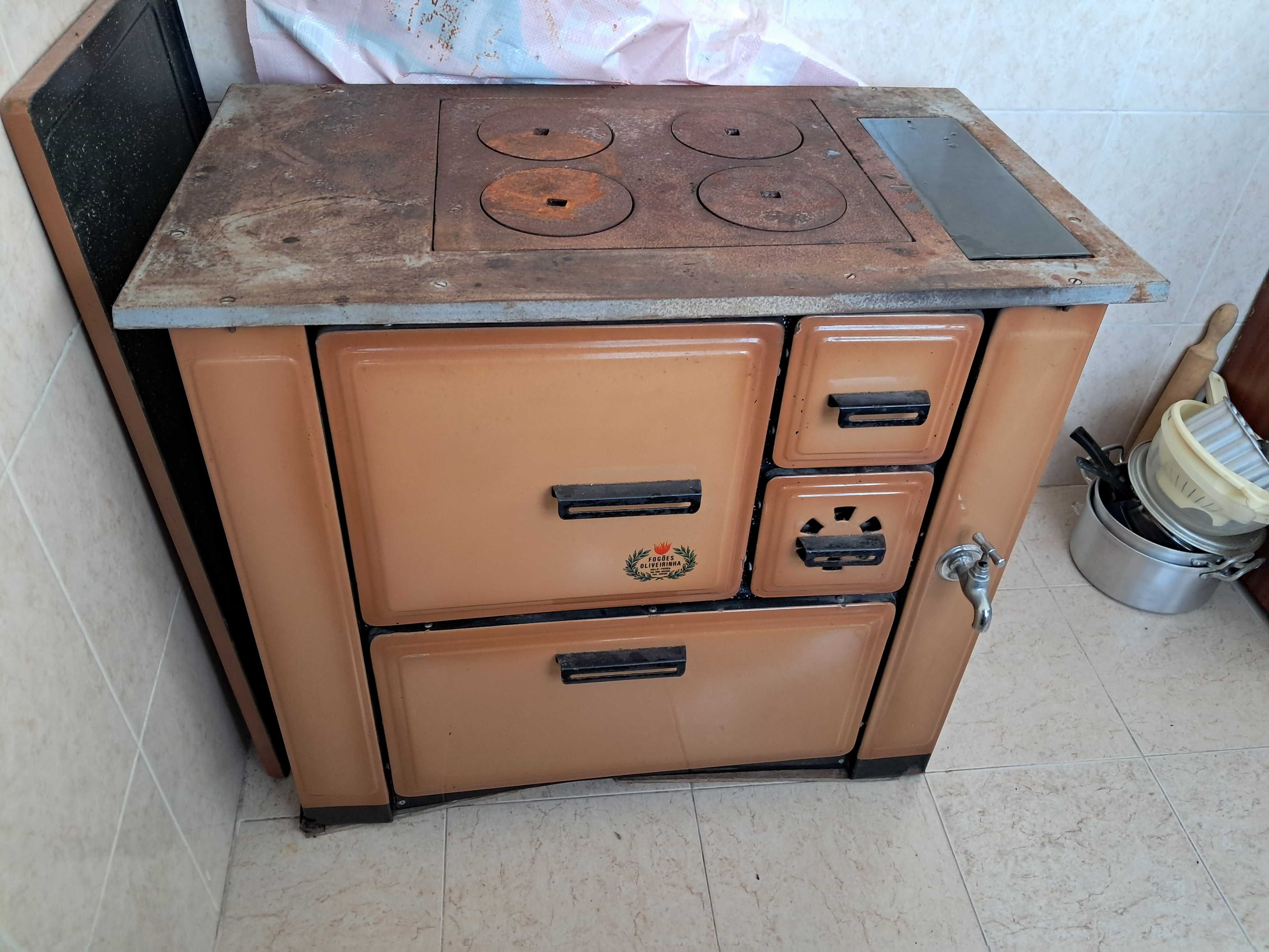 Fogão a lenha com pouco uso