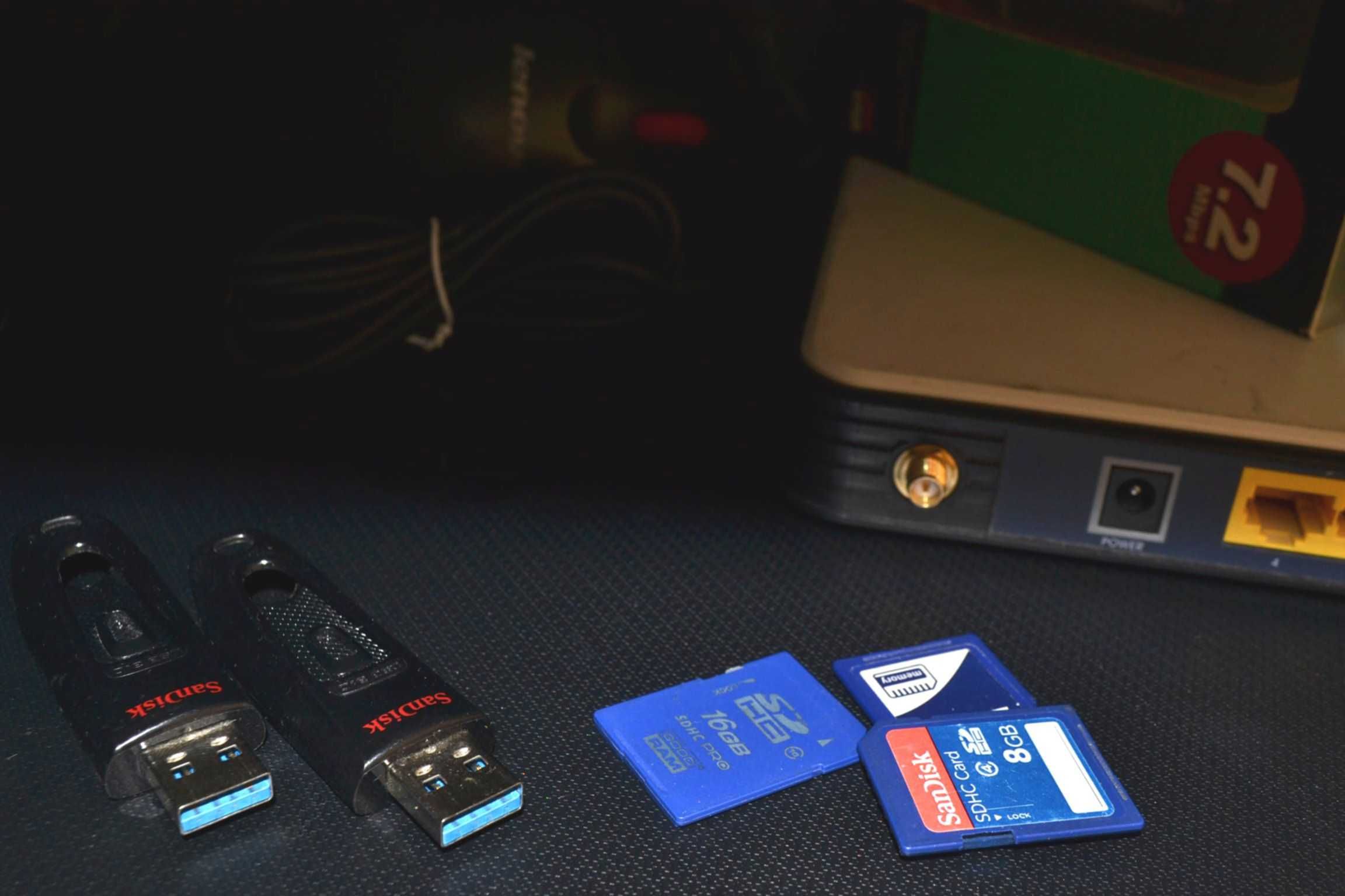 zestaw starej elektroniki 2x router 2x pendrive USB karty pamięci mysz