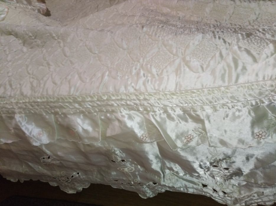 Подарунковий комплект на кровать з вишивкою