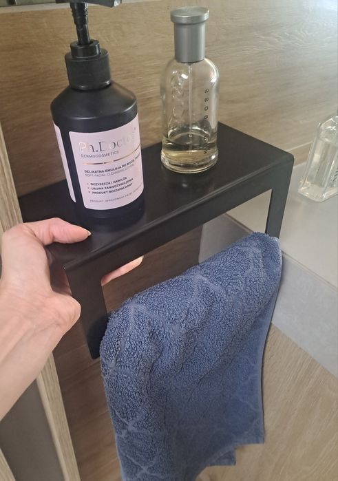 Półka z uchwytem na ręcznik
