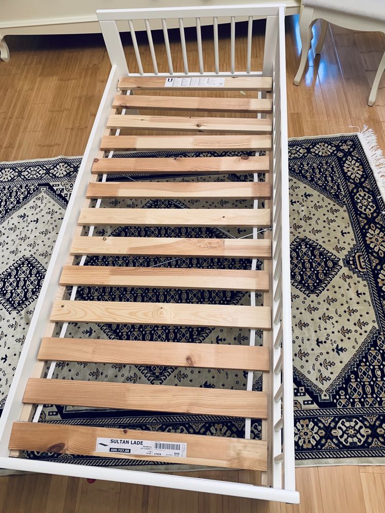 Łóżko dziecięce Ikea ze stelażem i materacem.