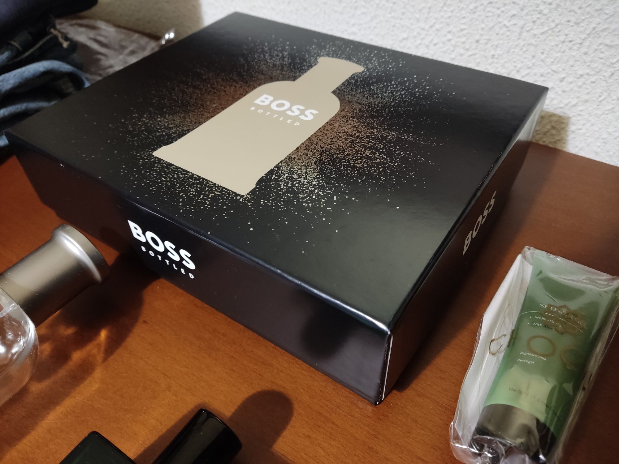 Frasco de perfume Hugo Boss e caixa
