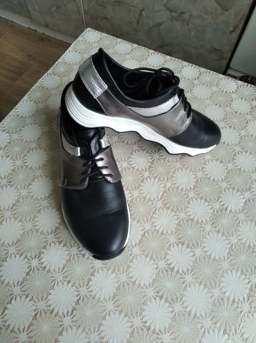 Спортивные туфли