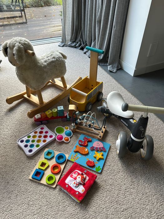 Zestaw zabawek: rowerek, owca na biegunach, pchacz + dodatki