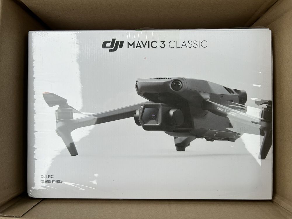 Квадрокоптер дрон DJI Mavic 3 Classic RC EU