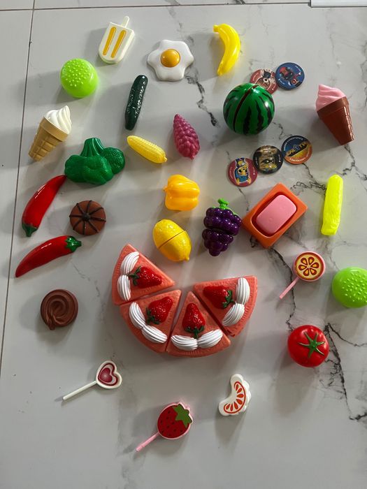 Іграшкові фрукти, овочі і інші іграшки