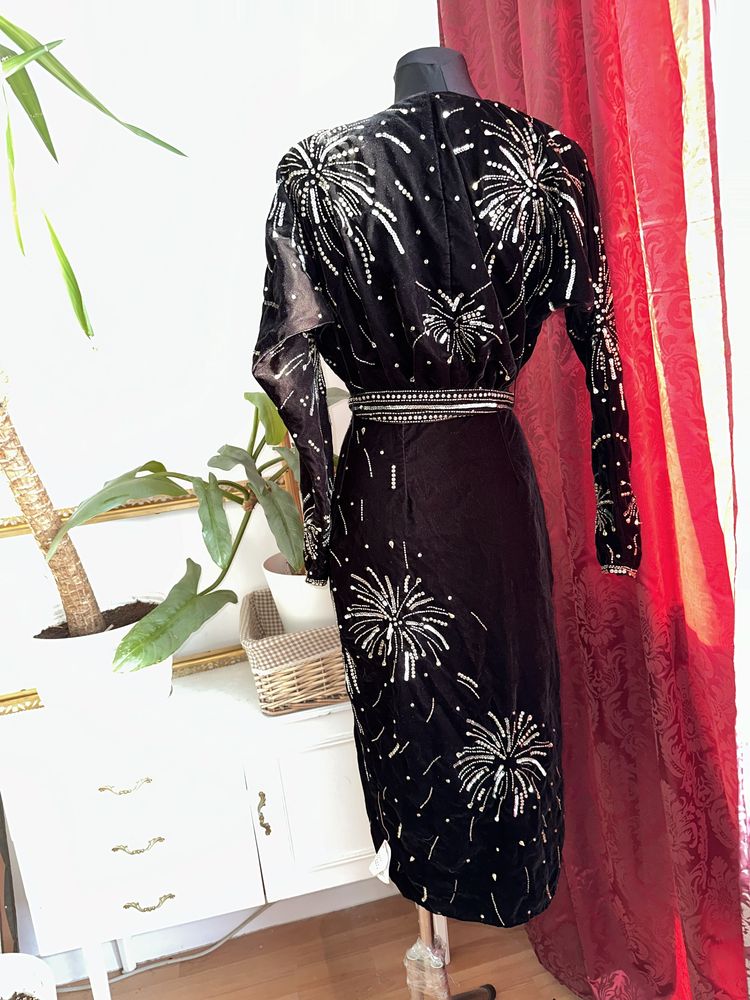 aksamitna sukienka midi kopertowa cekinowa zdobiona  36 s asos luxe