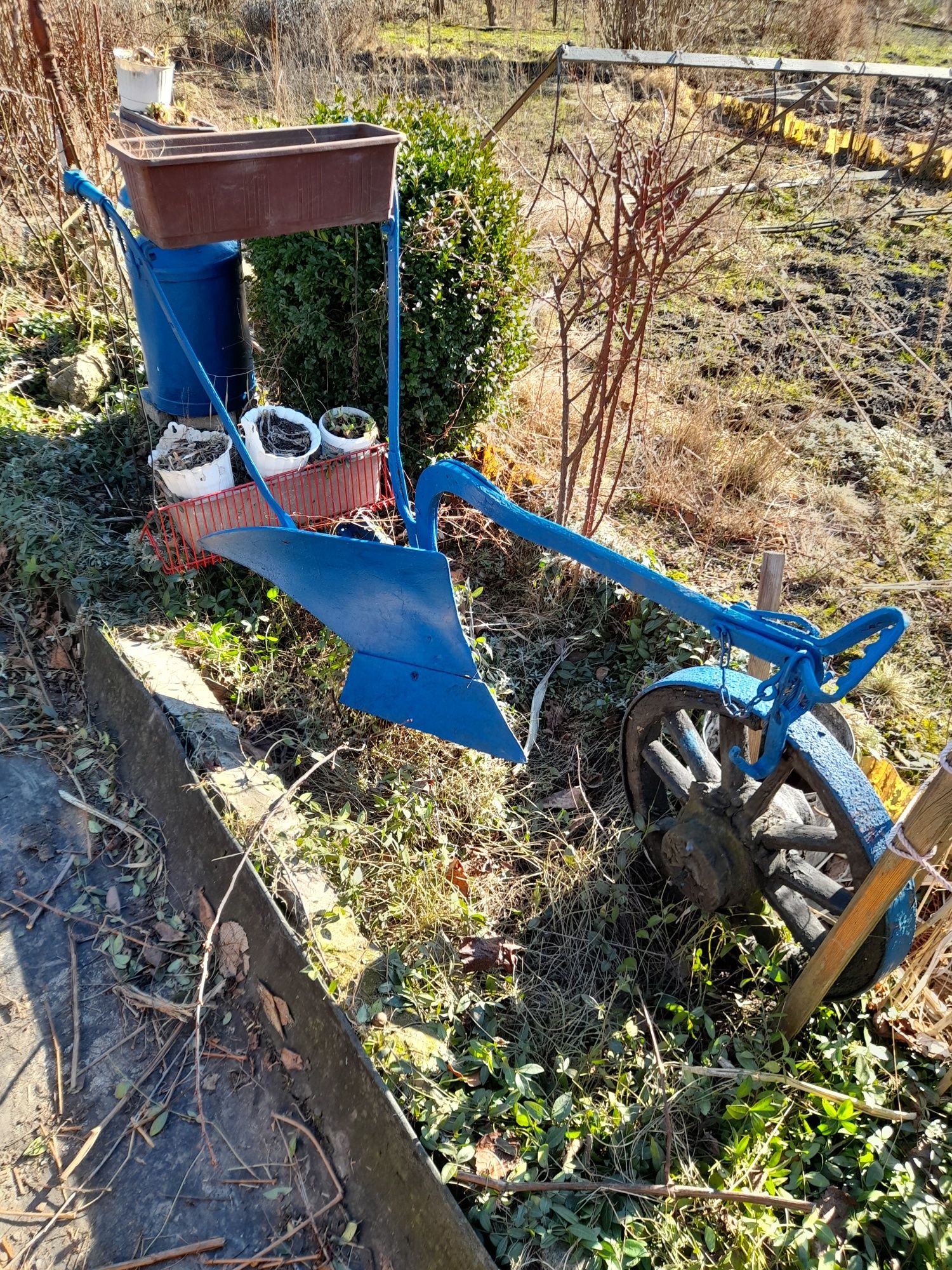 Dekoracje  ogrodu plug z kołem  kwietnik