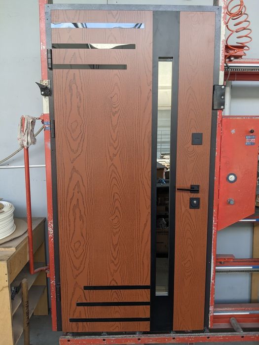Двері вхідні/міжкімнатні. Вироби з металу.  Порошкове фарбув