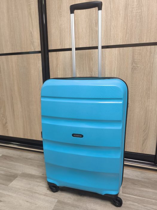 Чемодан среднего размера, чемодан на колесах, валіза на колесах