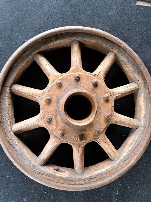 Drewniane koło samochodowe