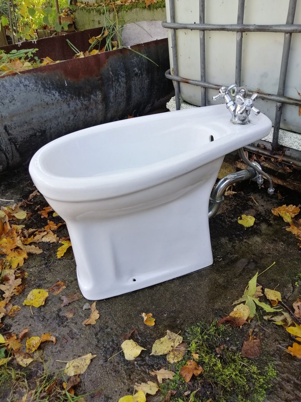 Bidet z baterią i odpływem