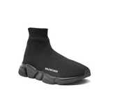 Balenciaga prezentuje sportowe sneakersy w ulicznym stylu.