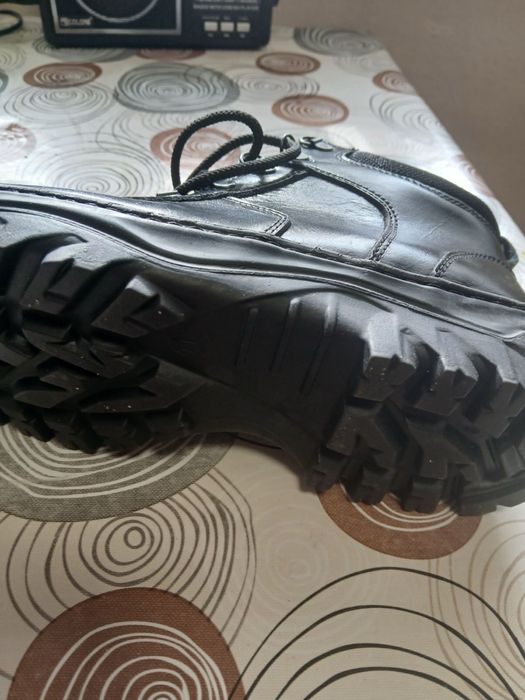 Продам ботинки новые