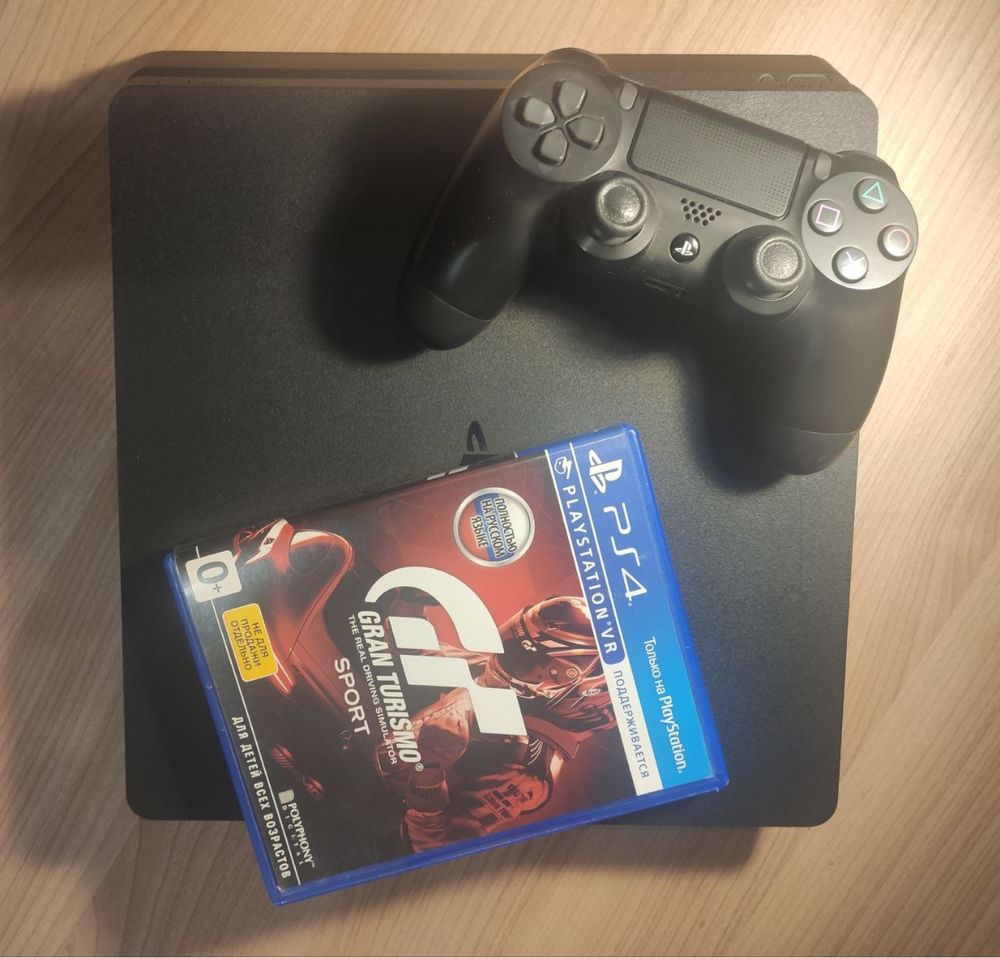 PlayStation 4 з джойстиком та грою grand turismo