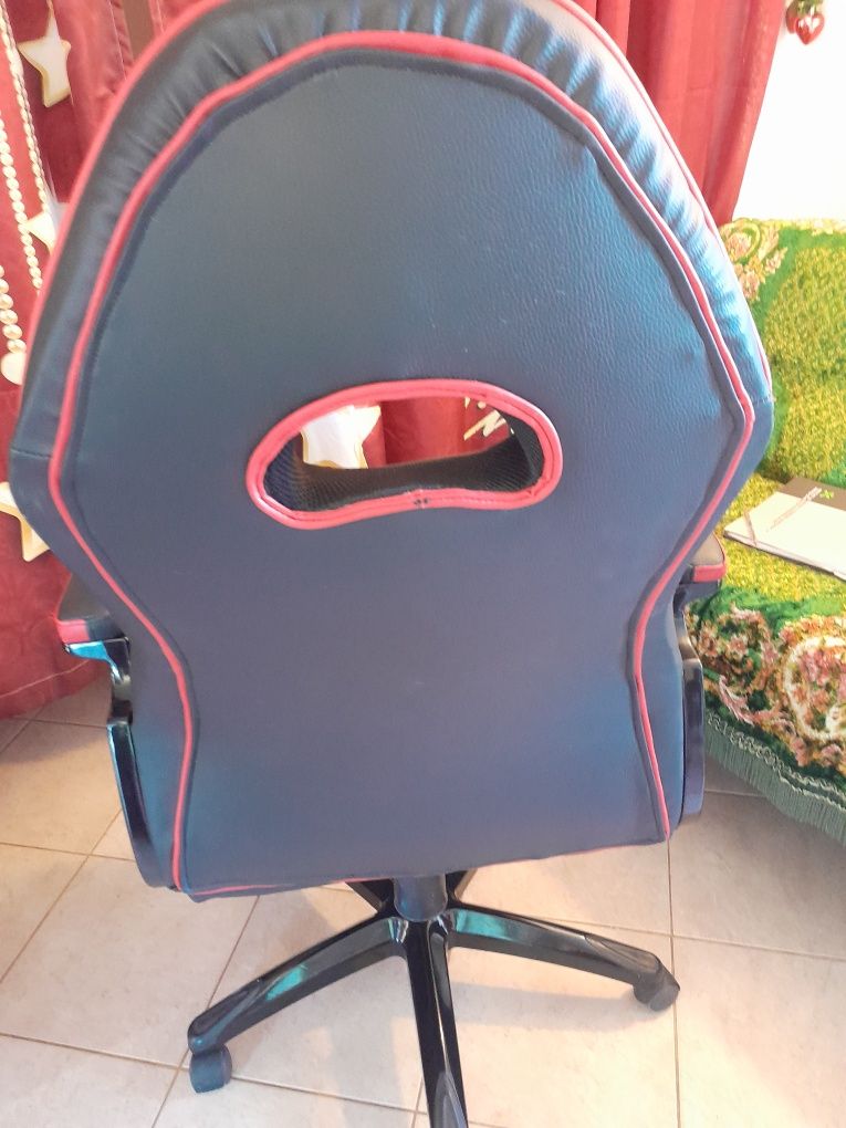 Vendo mesa com cadeira