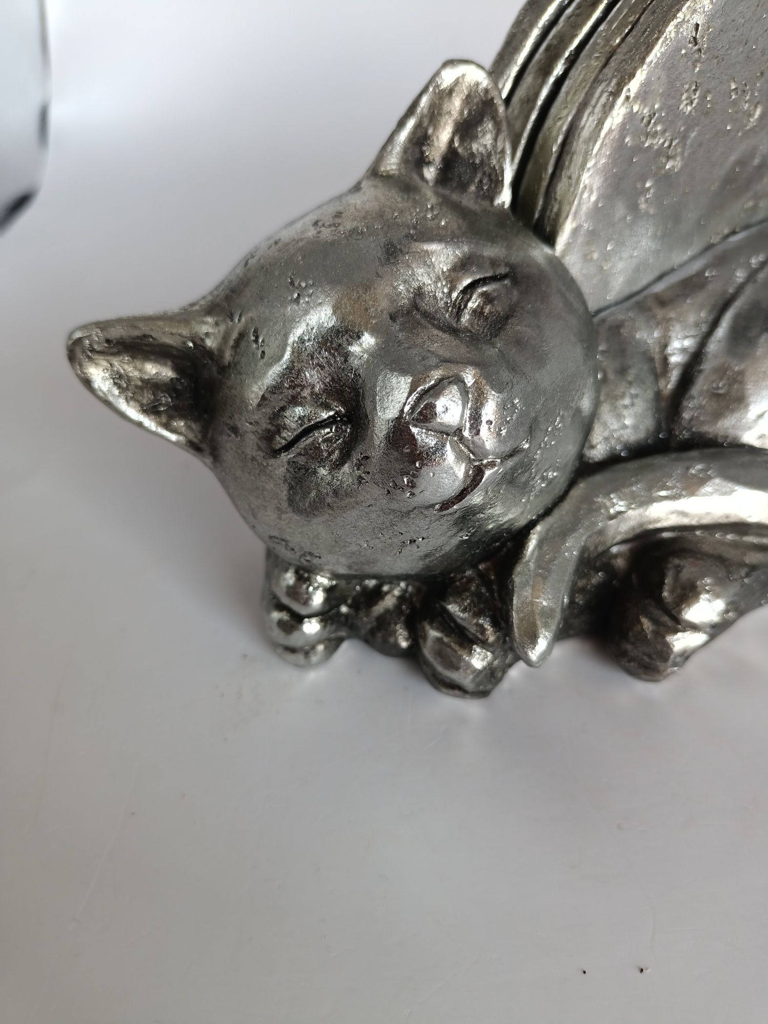 Kotek imitujący srebrny metal , stojak na podkładki pod szklanki