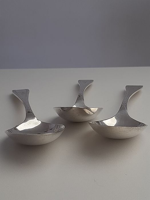 trzy stołowe łyżki