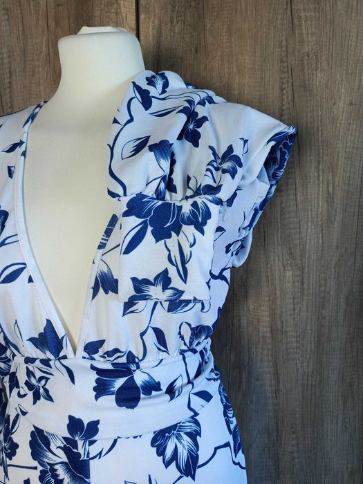 Sukienka Boohoo midi biała w kwiaty niebieska kopertowa dekolt V 44