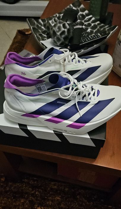 Adidas Adizero Adios Pro 4 número 43
Novas e originais, erro no tamanh