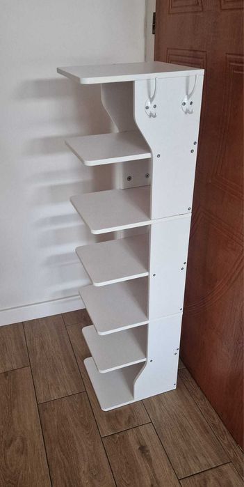 Biała wąska szafka na buty 6 półek 2 boczne haki na klucze LOFT