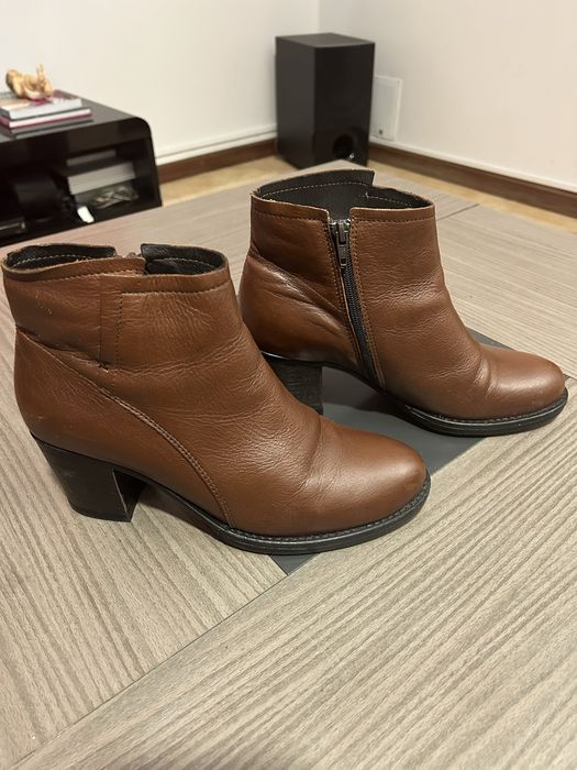 Botins castanhos em pele, com salto, tamanho 39