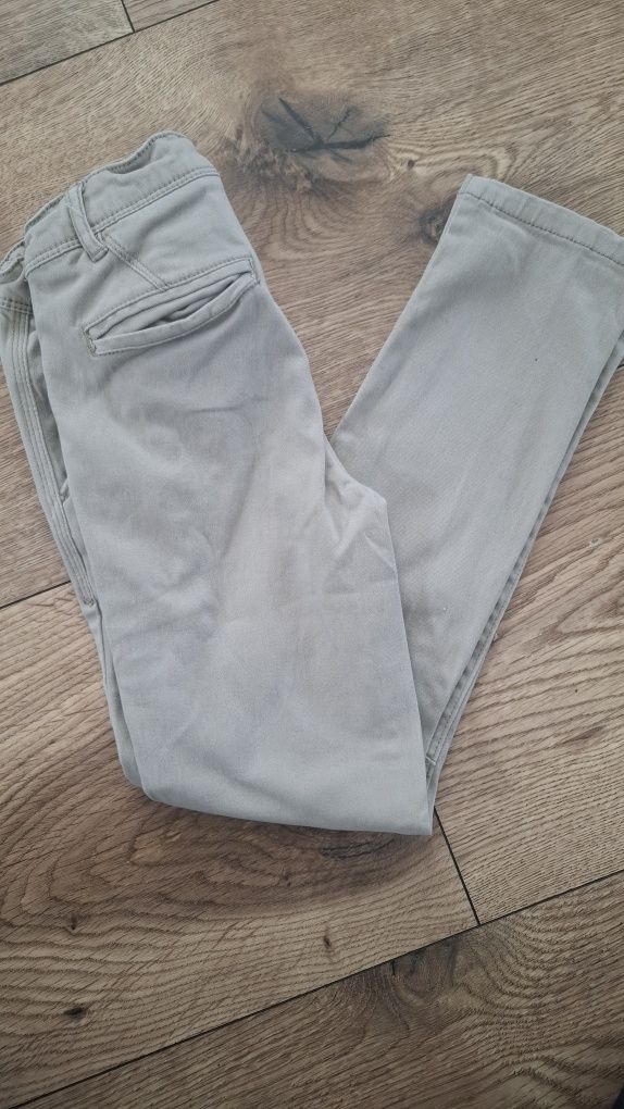 Beżowe jeansy slim fit na chłopca smyk 128