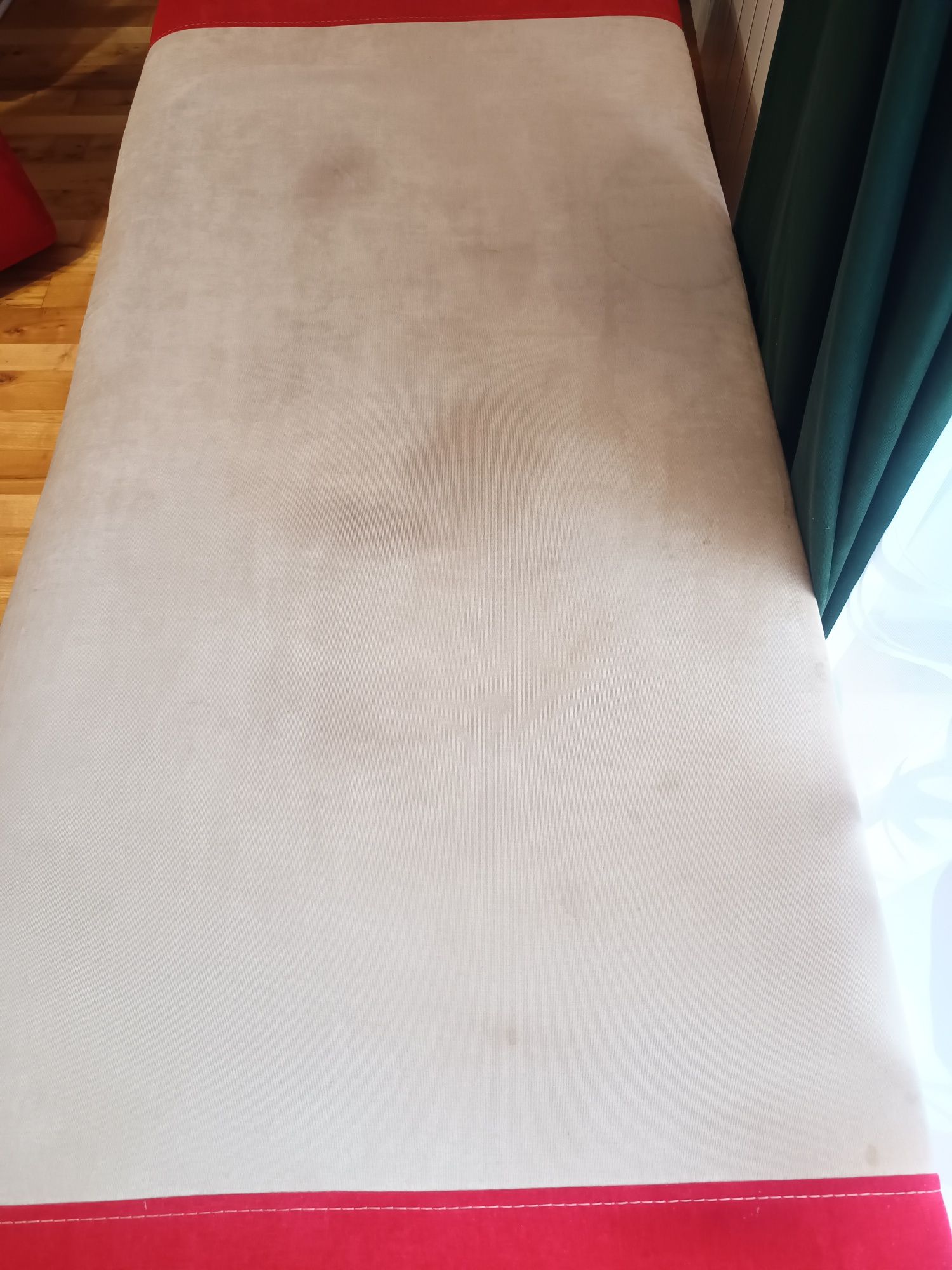 Rozkładana sofa do spania z pojemnikiem na pościel i poduszkami