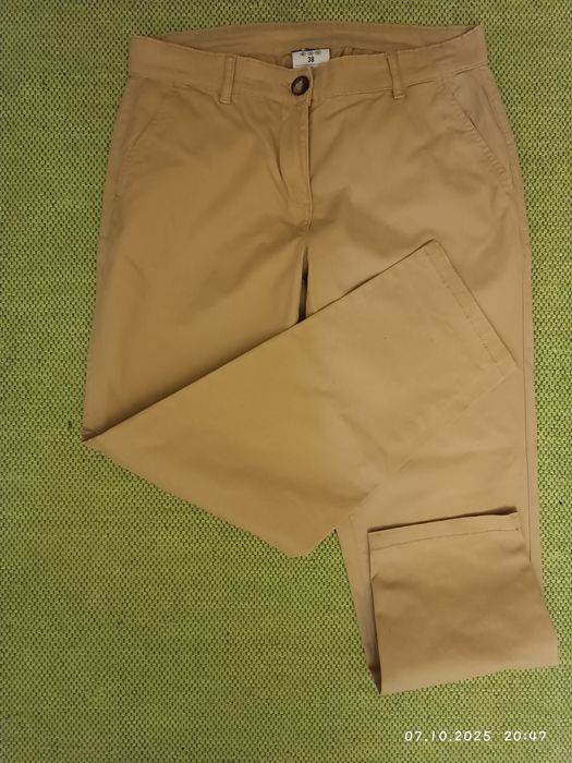 Calça de verão bege para mulher.