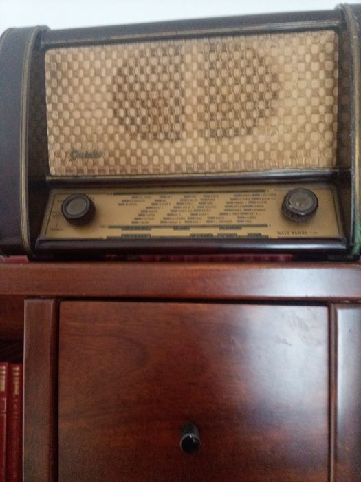 Radio antigo marca Gaiato para colecionadores e afixionados