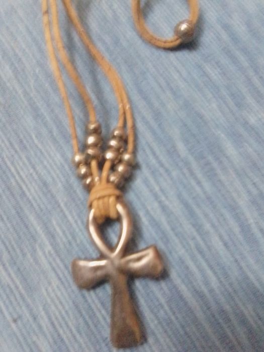 Colar com cruz "ank"