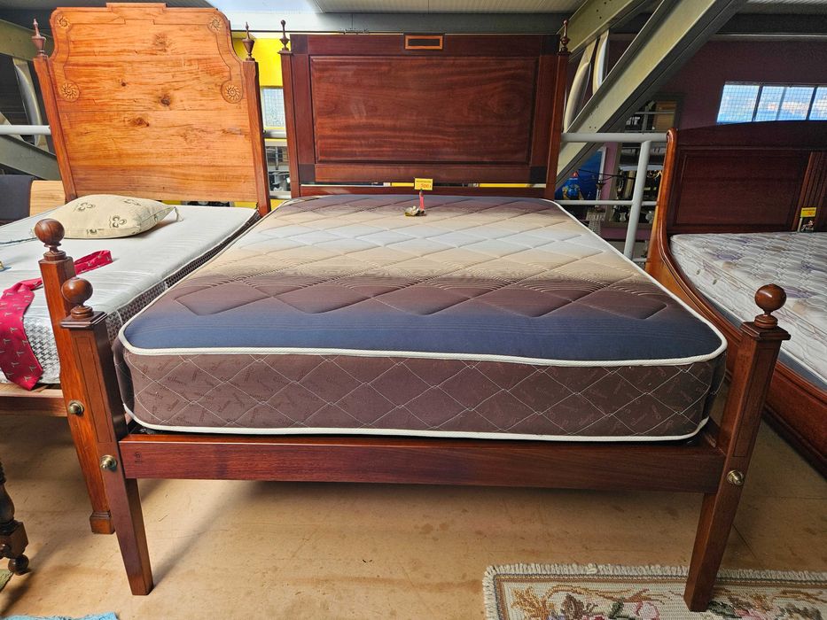 Excelente cama antiga estilo D. Maria com estrado e colchão - ó