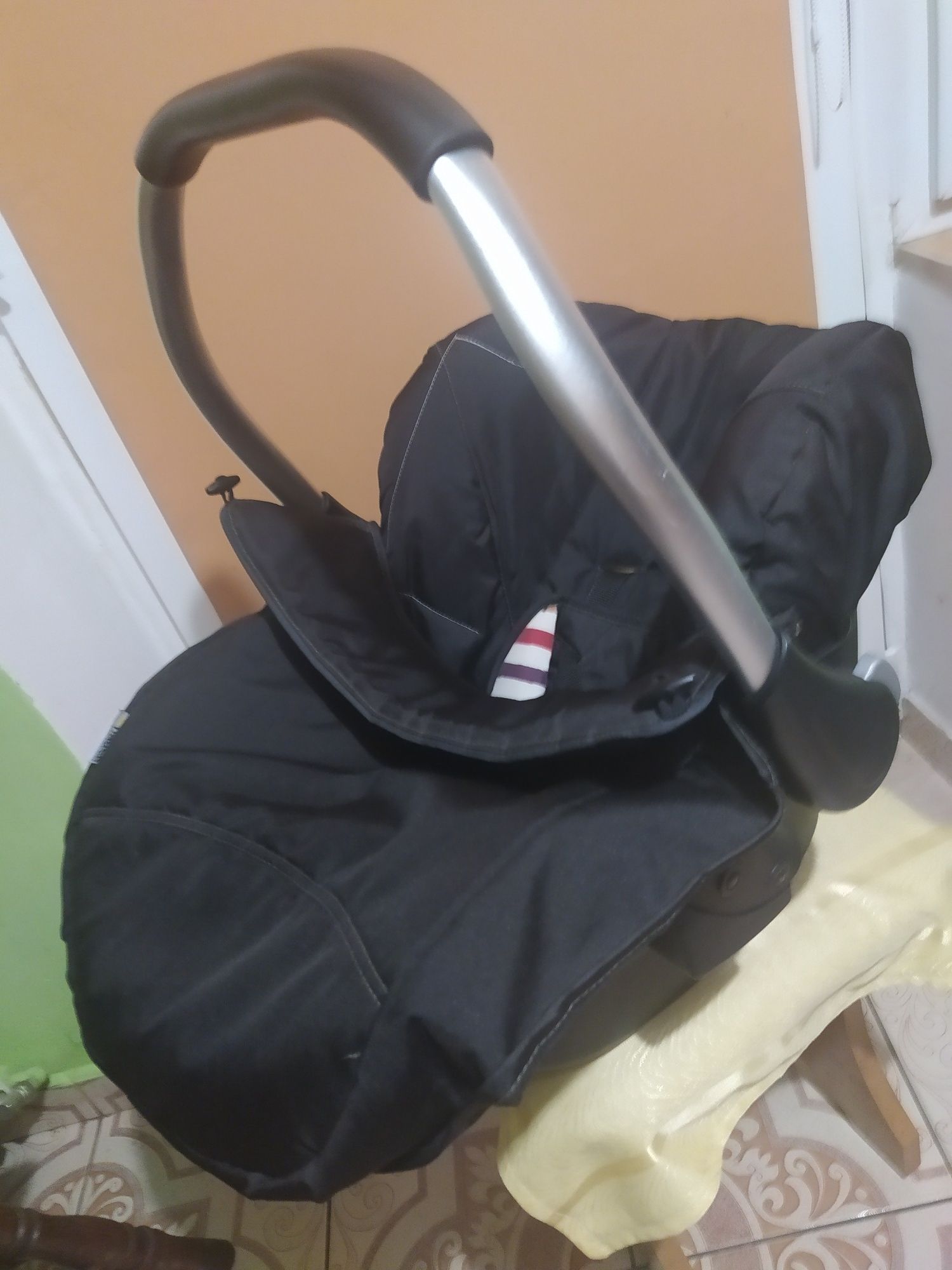 Fotelik samochodowy Hauck Comfort od 0-13 kg, dla dzieci i niemowląt.