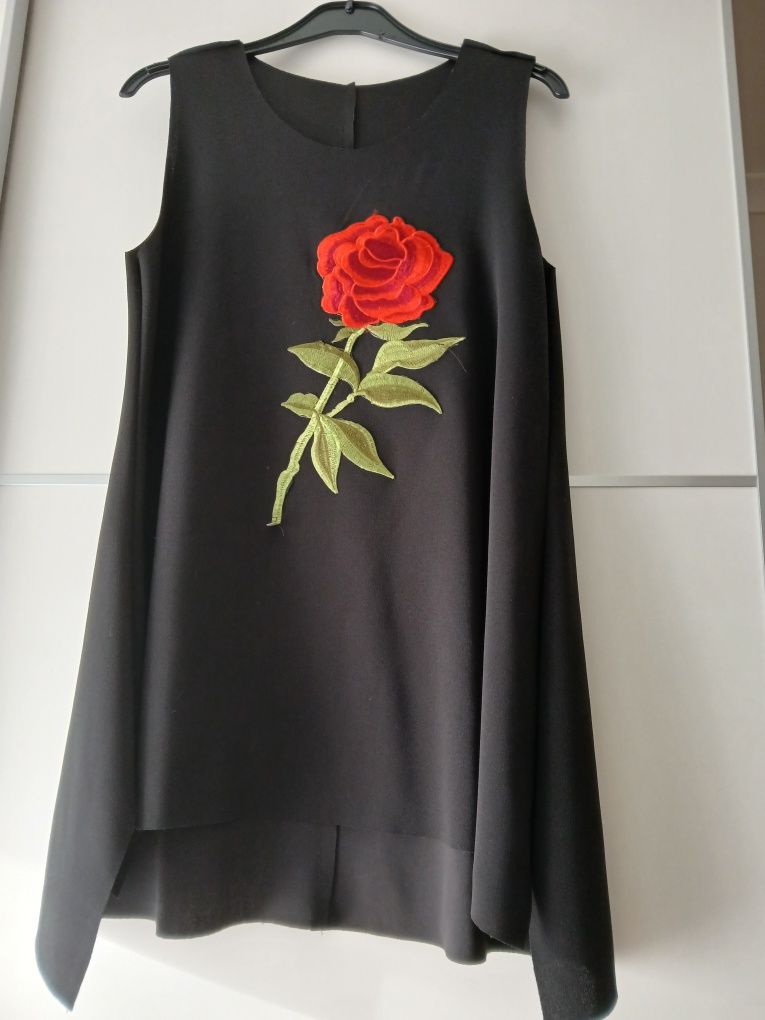 Blusa preta com rosa bordada