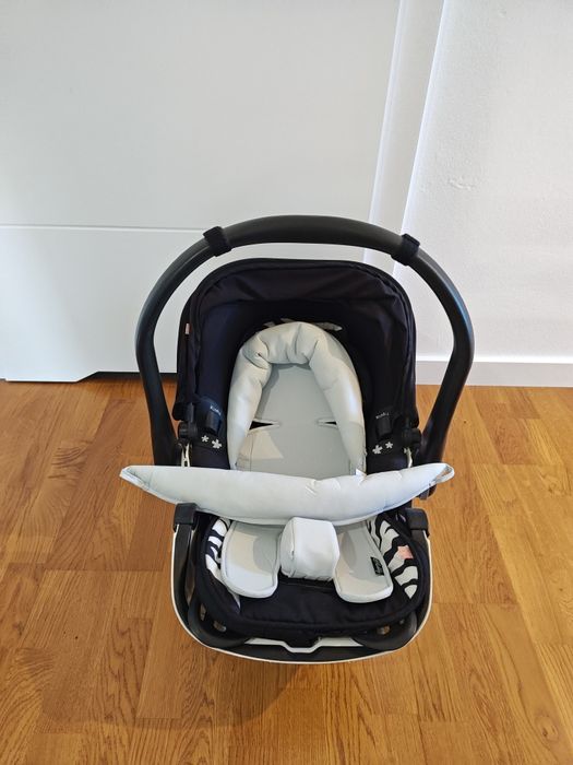 Fotelik/Nosidełko Zebra z bazą.