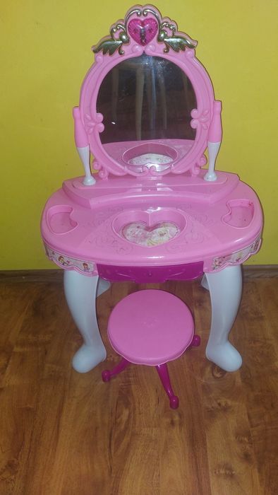 Toaletka dla dziewczynki z taborecikiem