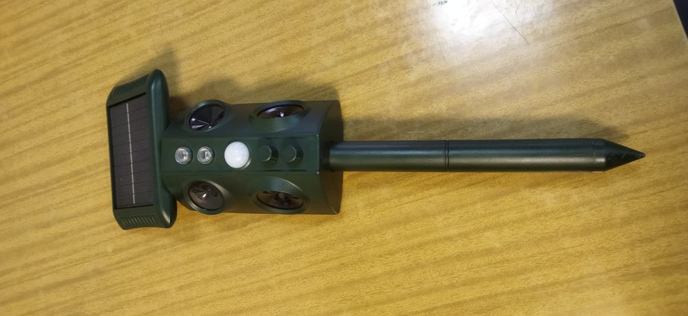 Вуличний ультразвуковий відлякувач гризунів із сонячною панеллю