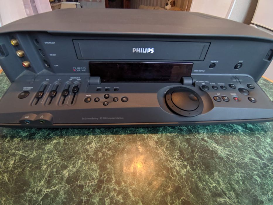 Продам відеомагнітофон на касети  Philips VR969
