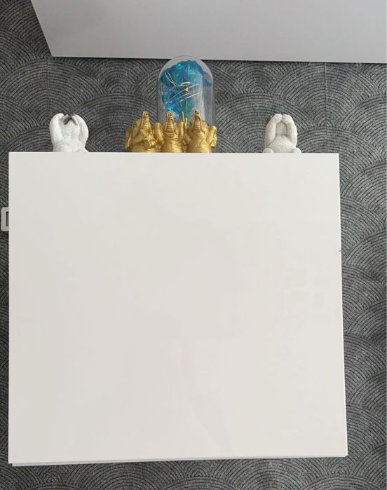 Białe szafki z połyskiem