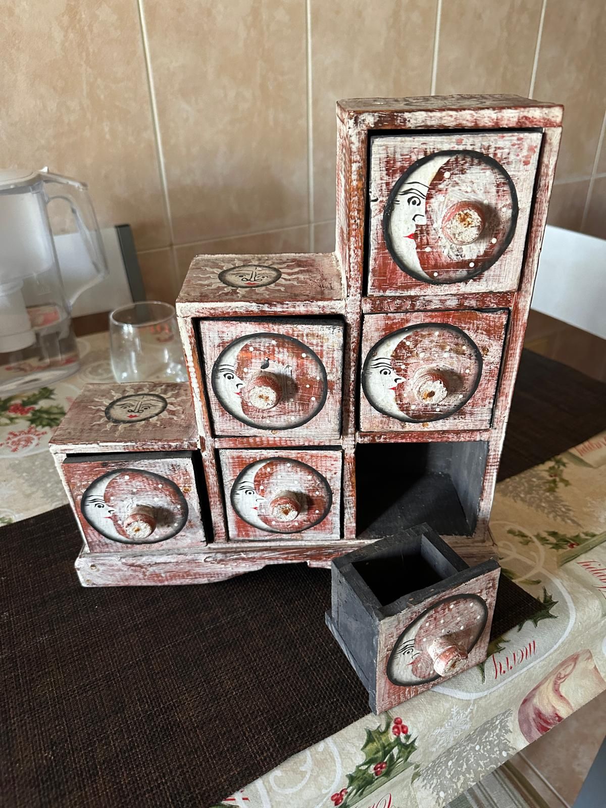 Cómoda esotérica em madeira decorativa