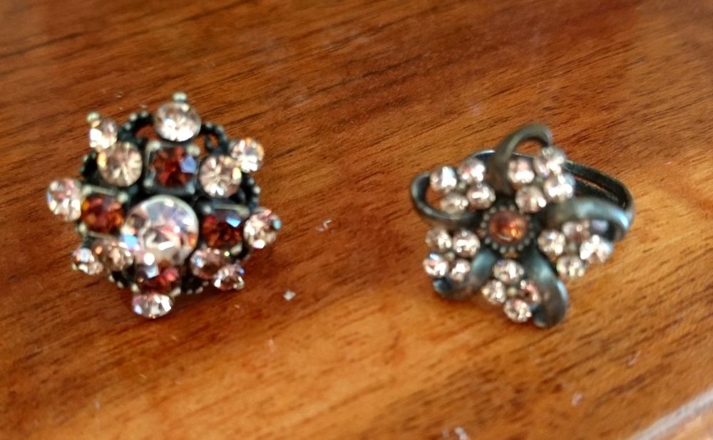 набор кольцо- серьги сердце  -  бижутерия .